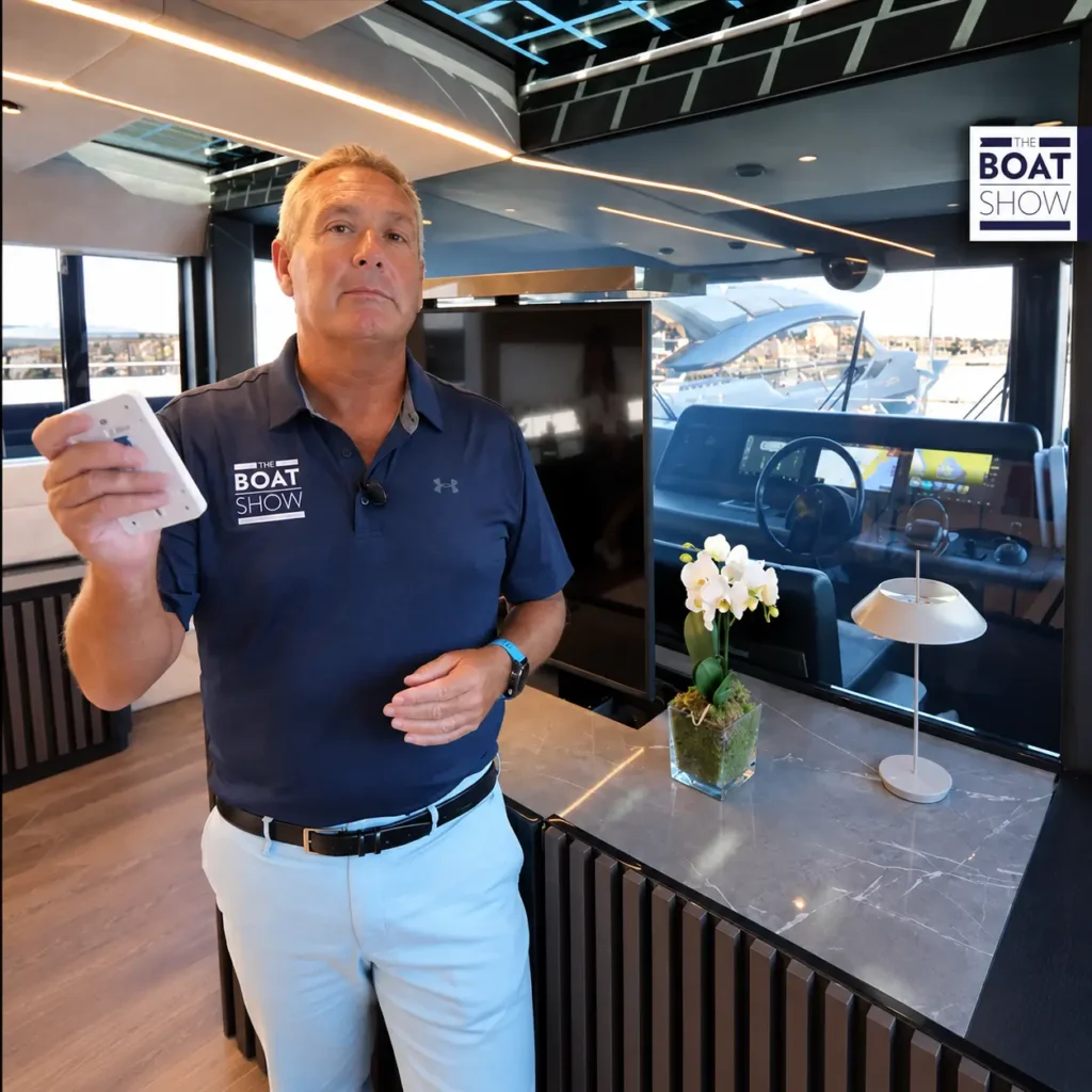 Interno di yacht di lusso con vetrata intelligente e sistema di controllo remoto, soluzione per privacy, comfort visivo e gestione della trasparenza negli ambienti nautici.