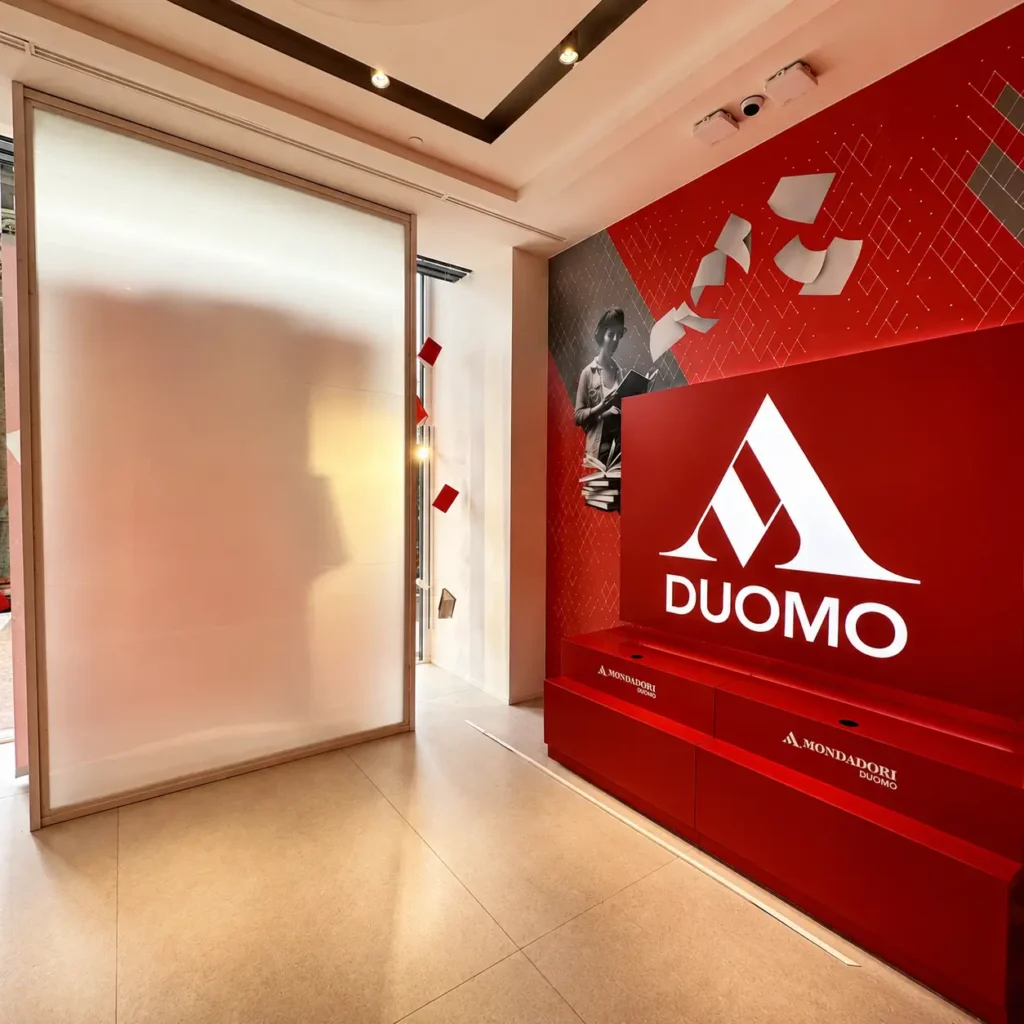 Vetrata interna di showroom commerciale con vetro satinato per la privacy.