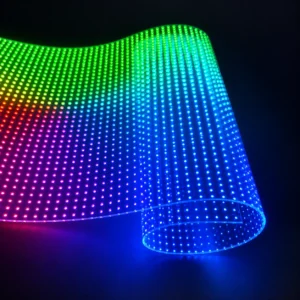 Pannello LED flessibile RGB ripiegato con micro LED multicolore su fondo scuro, soluzione per display curvi, retail, eventi e comunicazione visiva digitale.