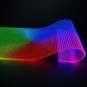 Pannello LED flessibile RGB arrotolato con micro LED multicolore, ideale per display curvi, installazioni luminose e comunicazione visiva digitale.