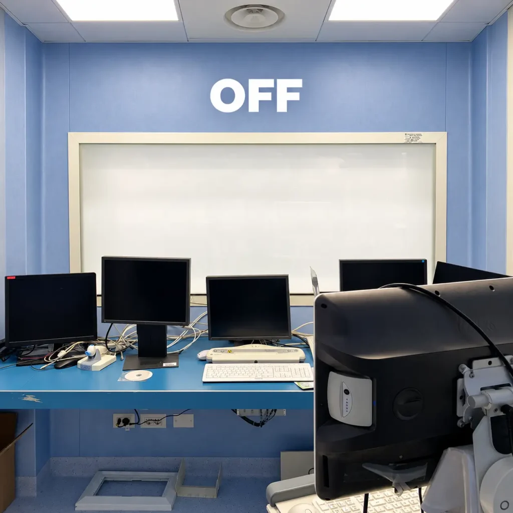 Ambiente sanitario con ampia vetrata intelligente in modalità opaca, ideale per garantire privacy, separazione degli spazi e riservatezza nelle strutture mediche.