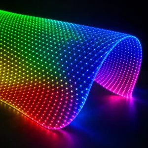 Display LED flessibile RGB con micro LED verdi, blu, viola e rossi, ideale per superfici curve, installazioni digitali e comunicazione visiva ad alto impatto.